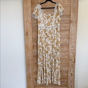 Chic Floral Lace Maxi Dress in Gold and White